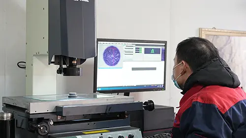 Dzięki ostrej wizji i precyzyjnym wskazówkom zdecydowanie ustanawiamy linię obrony jakości dla pleśni.